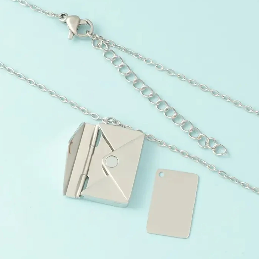 collar sobre de acero plateado.