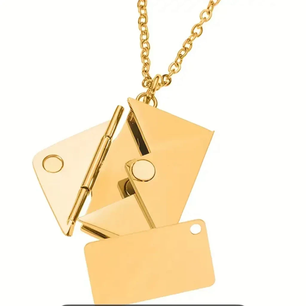 collar sobre de acero dorado.